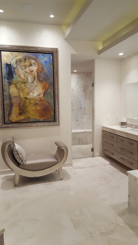 Пример оригинального дизайна: большая главная ванная комната в современном стиле с плоскими фасадами, серыми фасадами, мраморной столешницей, гидромассажной ванной, душем в нише, каменной плиткой, белыми стенами, мраморным полом и врезной раковиной
