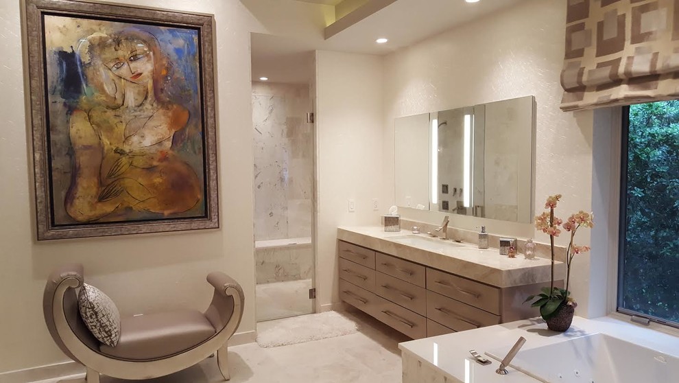 Cette photo montre une grande douche en alcôve principale tendance avec un placard à porte plane, des portes de placard grises, un bain bouillonnant, un carrelage de pierre, un mur blanc, un sol en marbre, un lavabo encastré et un plan de toilette en marbre.