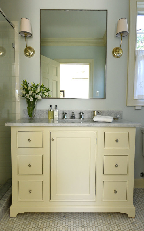 Пример оригинального дизайна: ванная комната среднего размера в классическом стиле с фасадами с декоративным кантом, желтыми фасадами, душем в нише, унитазом-моноблоком, белой плиткой, плиткой кабанчик, синими стенами, полом из мозаичной плитки, душевой кабиной, врезной раковиной и мраморной столешницей