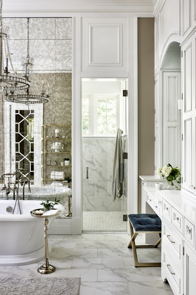 Exempel på ett vit vitt badrum, med luckor med infälld panel, vita skåp, ett fristående badkar, bruna väggar och vitt golv