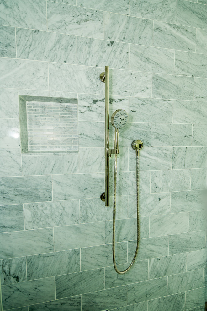 На фото: большая ванная комната в стиле неоклассика (современная классика) с фасадами с выступающей филенкой, белыми фасадами, ванной в нише, мраморным полом и мраморной столешницей