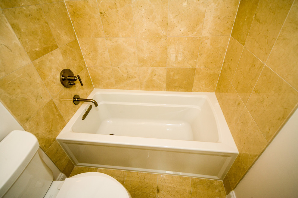 Großes Klassisches Badezimmer mit profilierten Schrankfronten, weißen Schränken, Badewanne in Nische, Marmorboden und Marmor-Waschbecken/Waschtisch in Washington, D.C.