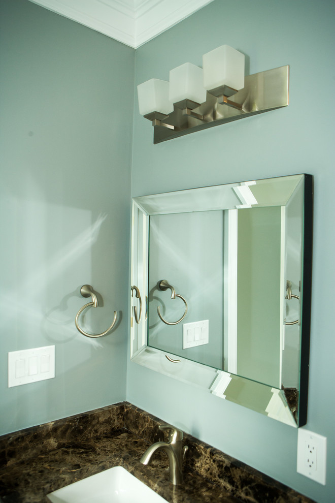 Großes Klassisches Badezimmer mit profilierten Schrankfronten, dunklen Holzschränken, Badewanne in Nische, Duschbadewanne und Marmorboden in Washington, D.C.