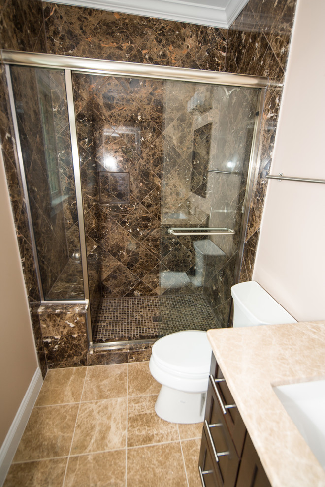 Foto de cuarto de baño clásico renovado grande con armarios con paneles con relieve, puertas de armario blancas, bañera empotrada, suelo de mármol y encimera de mármol