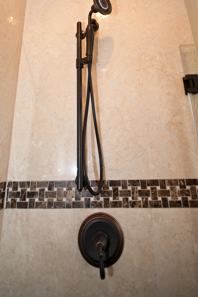 Immagine di una stanza da bagno padronale tradizionale di medie dimensioni con ante in legno chiaro, pavimento in marmo, lavabo sottopiano e top in granito