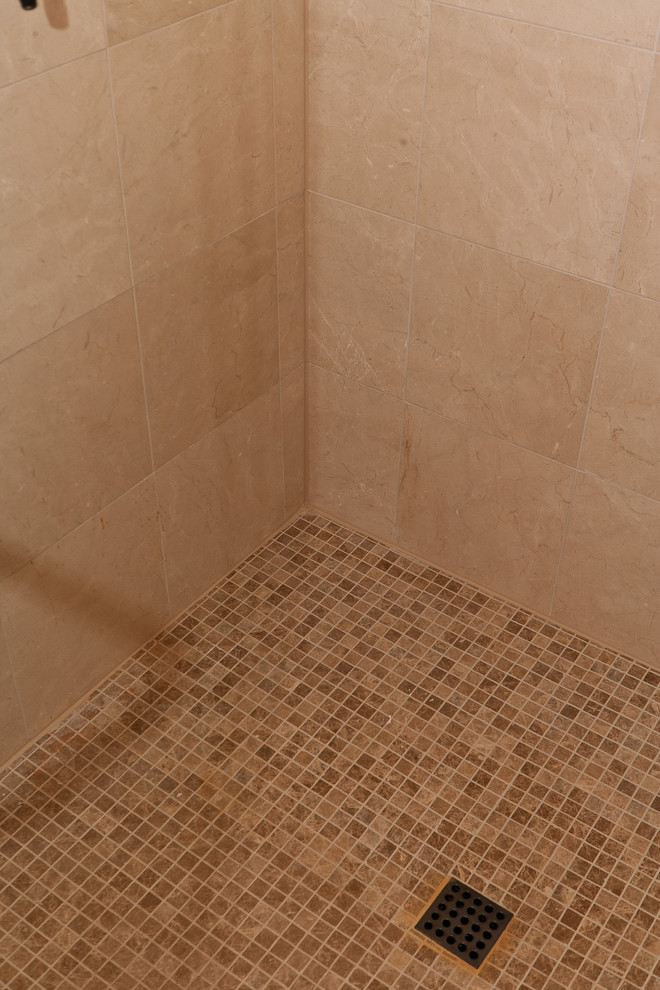 Ejemplo de cuarto de baño principal clásico renovado extra grande con puertas de armario de madera clara, suelo de mármol, lavabo bajoencimera y encimera de granito