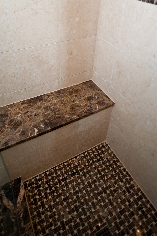 Ejemplo de cuarto de baño principal tradicional renovado de tamaño medio con puertas de armario de madera clara, suelo de mármol, lavabo bajoencimera y encimera de granito