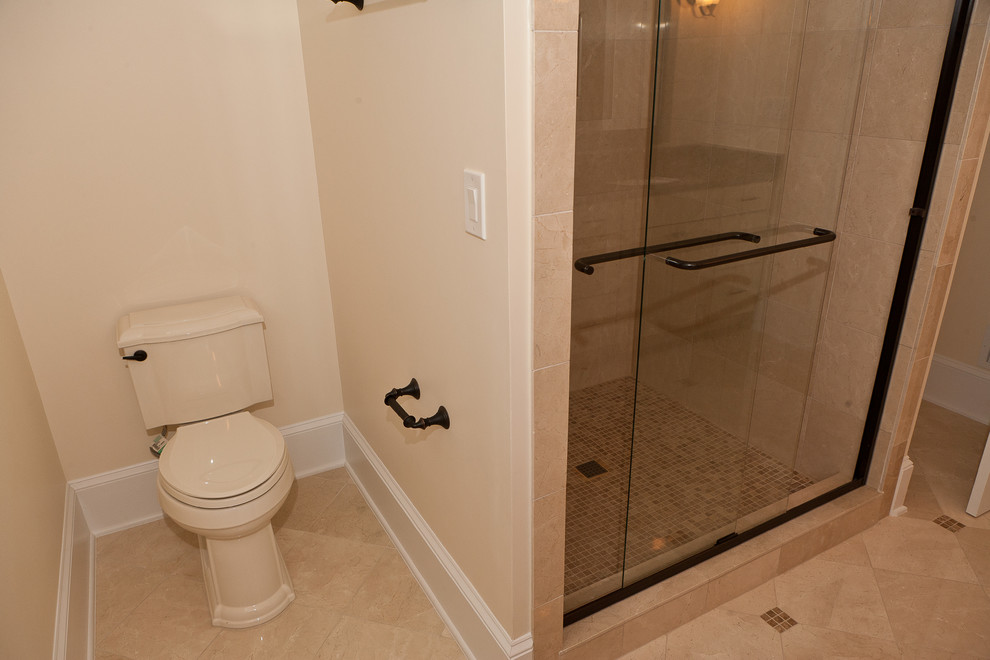 Inspiration för ett mycket stort vintage en-suite badrum, med skåp i ljust trä, marmorgolv, ett undermonterad handfat och granitbänkskiva
