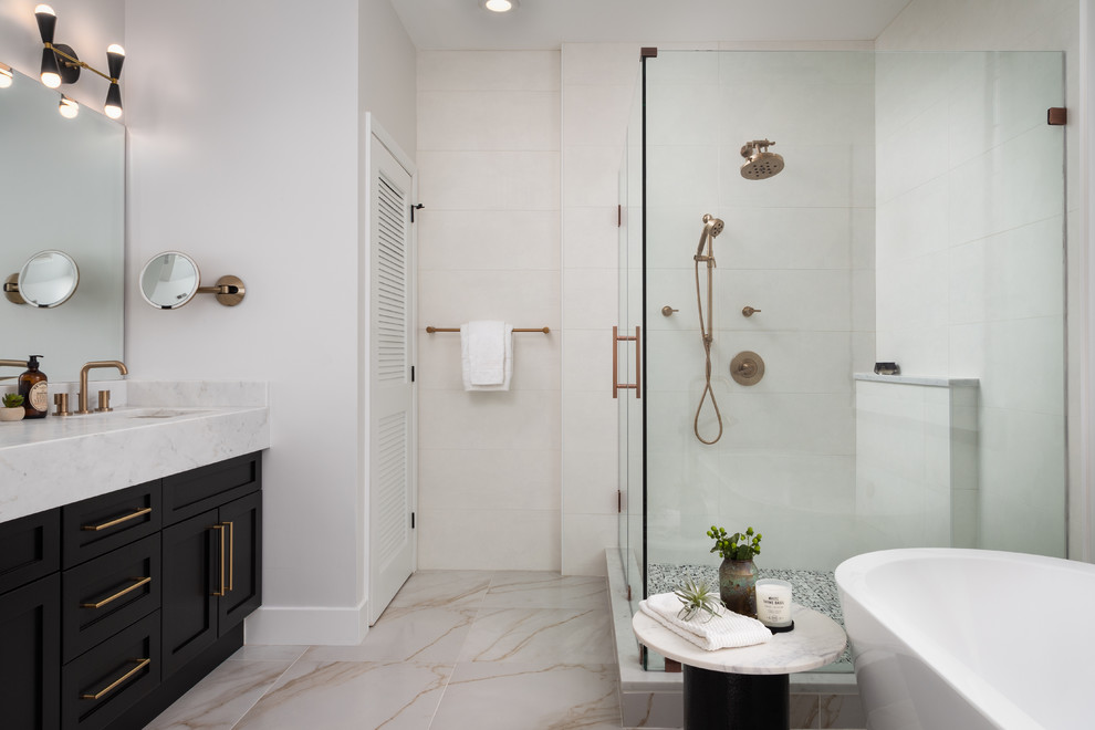 Inspiration för klassiska vitt badrum, med skåp i shakerstil, svarta skåp, ett fristående badkar, en hörndusch, vit kakel, porslinskakel, klinkergolv i porslin, bänkskiva i kvarts, grått golv och dusch med gångjärnsdörr