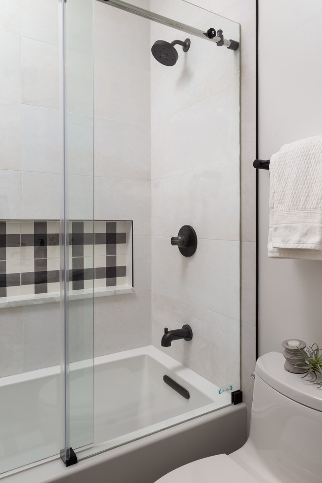 Exempel på ett klassiskt vit vitt badrum, med skåp i shakerstil, grå skåp och bänkskiva i kvarts