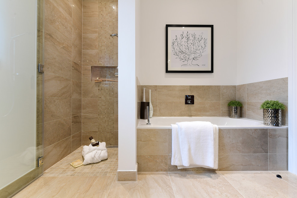 Inspiration för ett mellanstort funkis en-suite badrum, med beige kakel, porslinskakel, vita väggar, klinkergolv i porslin, beiget golv, en öppen dusch, med dusch som är öppen och ett platsbyggt badkar