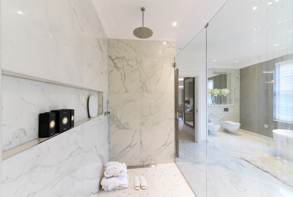 Ejemplo de cuarto de baño principal actual grande con baldosas y/o azulejos blancos, baldosas y/o azulejos de porcelana, paredes marrones, suelo de baldosas de porcelana y suelo blanco