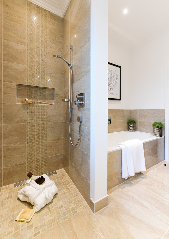 Mittelgroßes Modernes Badezimmer En Suite mit beigen Fliesen, Porzellanfliesen, weißer Wandfarbe, Porzellan-Bodenfliesen, beigem Boden, offener Dusche, offener Dusche und Einbaubadewanne in London