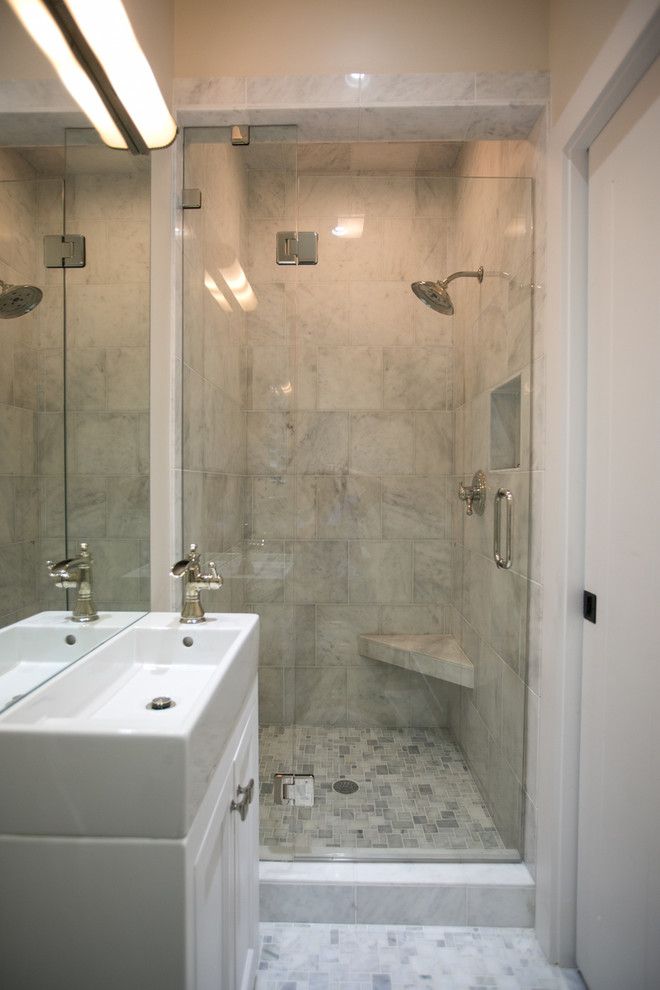 Modelo de cuarto de baño clásico renovado con lavabo integrado y baldosas y/o azulejos blancos