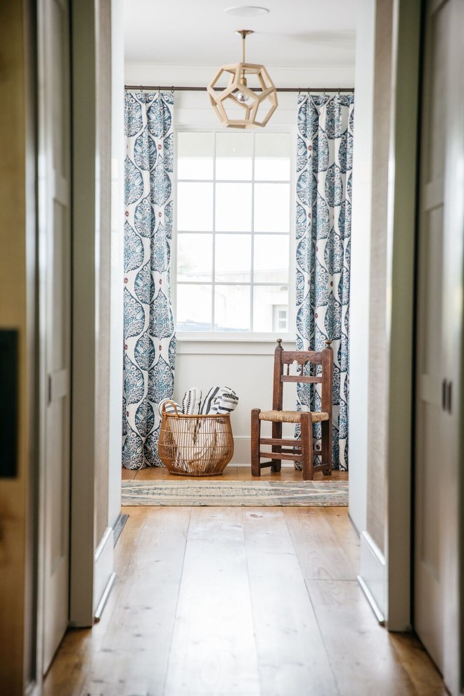 Идея дизайна: главная ванная комната среднего размера в стиле кантри с синими фасадами, коричневым полом и шторкой для ванной