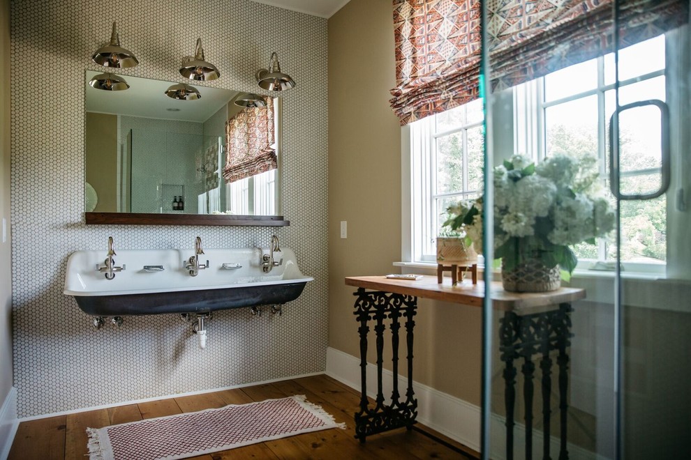 На фото: ванная комната среднего размера в стиле кантри с раковиной с несколькими смесителями, коричневым полом, душем с распашными дверями, угловым душем, бежевыми стенами, темным паркетным полом и душевой кабиной с