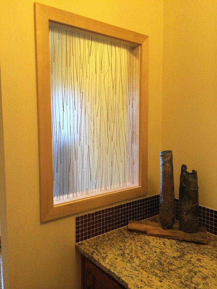 Foto di una grande stanza da bagno chic con ante lisce, ante in legno scuro, piastrelle marroni, pavimento in linoleum, piastrelle di vetro, lavabo sottopiano e top in granito