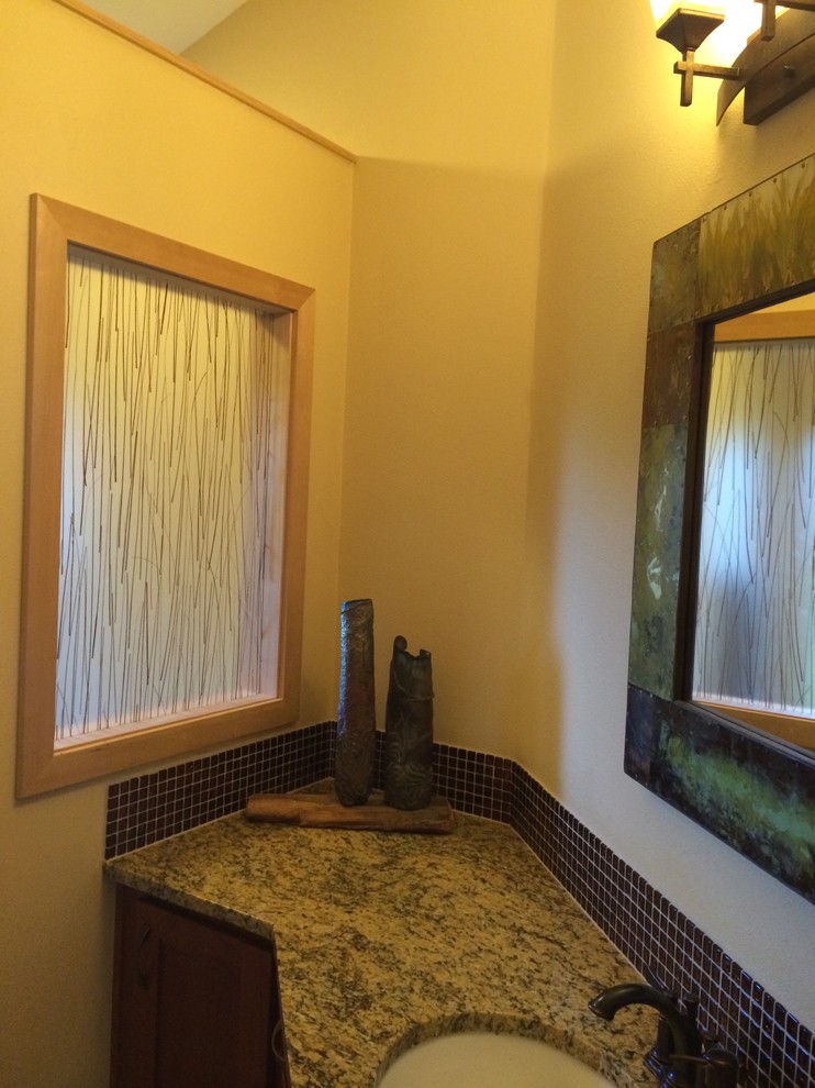 Großes Klassisches Badezimmer mit flächenbündigen Schrankfronten, hellbraunen Holzschränken, braunen Fliesen, Linoleum, Glasfliesen, Unterbauwaschbecken und Granit-Waschbecken/Waschtisch in Seattle