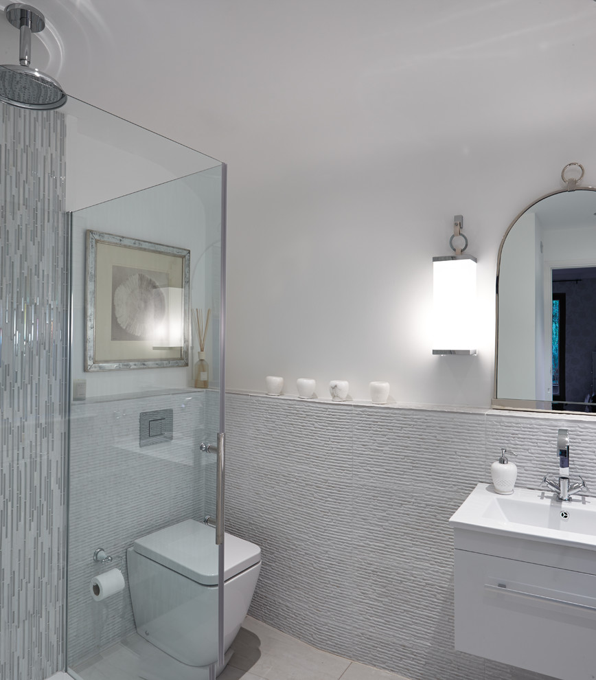 Kleines Klassisches Duschbad mit integriertem Waschbecken, offener Dusche, Toilette mit Aufsatzspülkasten, weißen Fliesen und weißer Wandfarbe in London