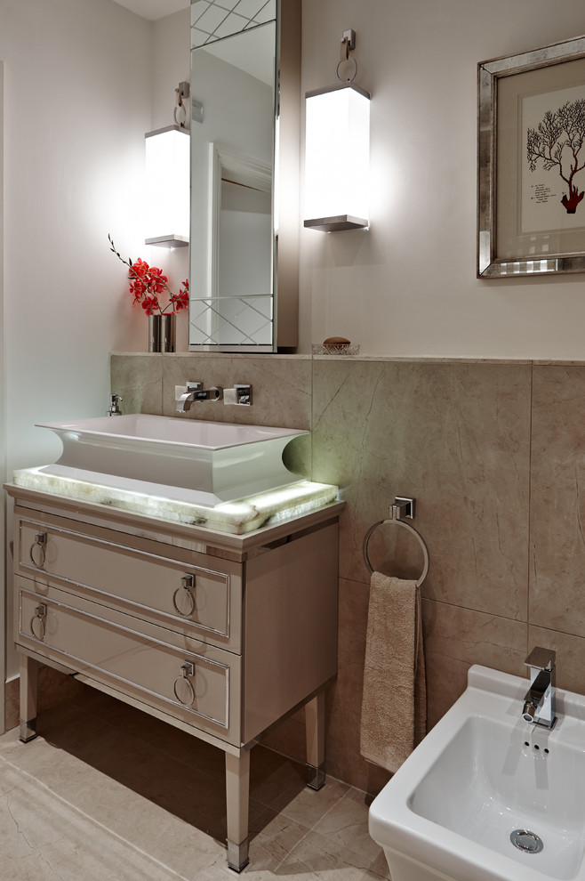 Ejemplo de cuarto de baño principal, clásico renovado, pequeño, con lavabo sobreencimera, ducha abierta, bidé, baldosas y/o azulejos beige, baldosas y/o azulejos de piedra, paredes blancas y suelo de mármol
