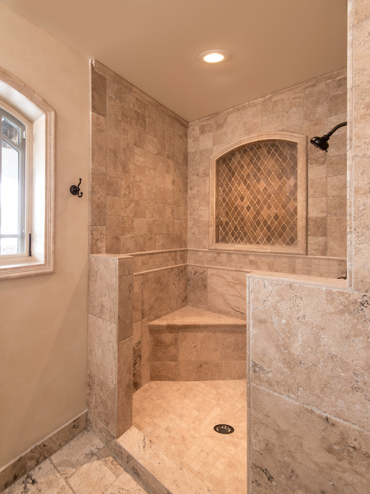 Klassisk inredning av ett badrum, med ett fristående handfat, luckor med upphöjd panel, skåp i mörkt trä, marmorbänkskiva, en öppen dusch, beige kakel, stenkakel, kalkstensgolv, beige väggar, beiget golv och med dusch som är öppen