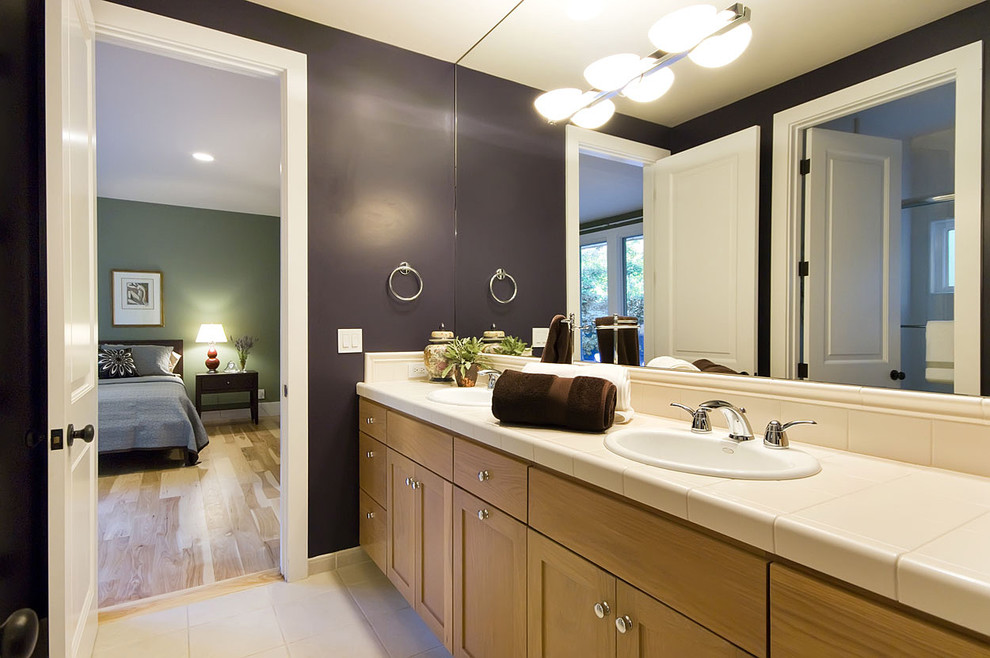 Modernes Badezimmer mit gefliestem Waschtisch in San Francisco