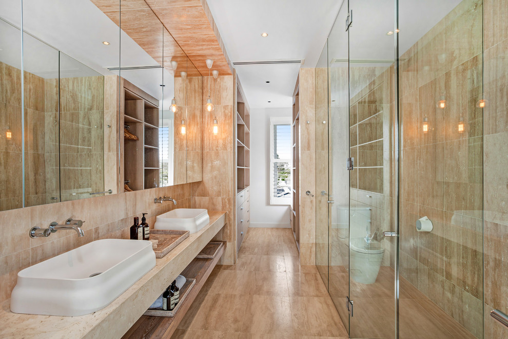 Idée de décoration pour une salle de bain principale design avec un placard sans porte, une douche à l'italienne, un carrelage beige, un mur beige, une vasque, un sol beige et une cabine de douche à porte battante.