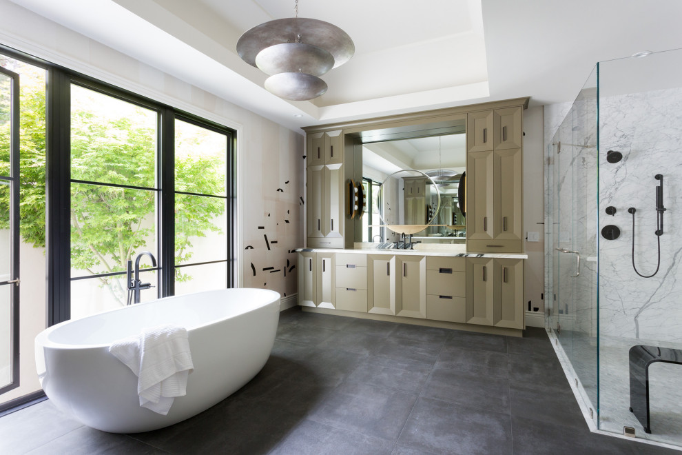 Идея дизайна: главная ванная комната среднего размера в современном стиле с отдельно стоящей ванной, угловым душем, белой столешницей, встроенной тумбой, обоями на стенах, фасадами с утопленной филенкой, коричневыми фасадами, белой плиткой, плиткой из листового камня, разноцветными стенами, врезной раковиной, черным полом, душем с распашными дверями, тумбой под одну раковину и многоуровневым потолком