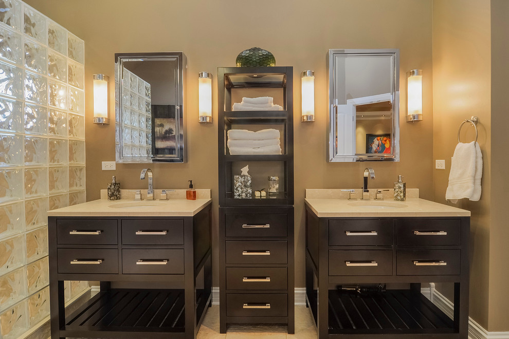 Foto di una stanza da bagno chic con lavabo sottopiano, ante lisce, ante in legno bruno e top in marmo