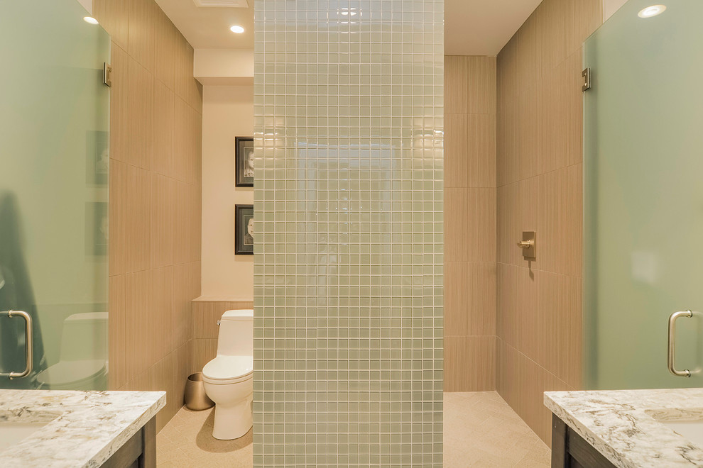 Immagine di una stanza da bagno tradizionale con lavabo sottopiano, top in quarzo composito, doccia a filo pavimento, WC monopezzo, piastrelle blu, piastrelle di vetro e toilette