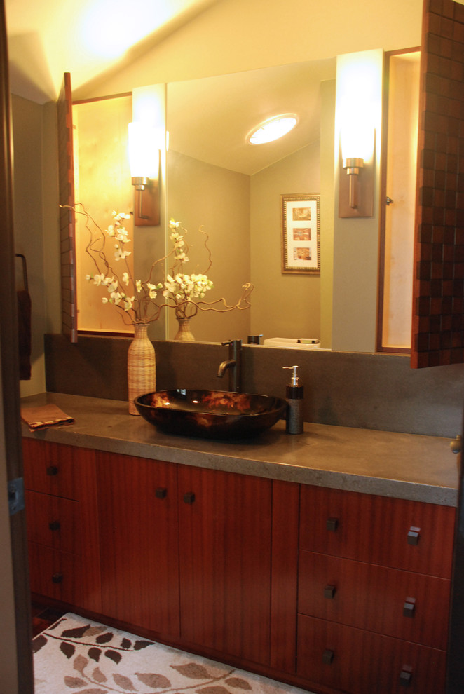 На фото: ванная комната в современном стиле с настольной раковиной, плоскими фасадами, коричневыми фасадами, столешницей из бетона и унитазом-моноблоком