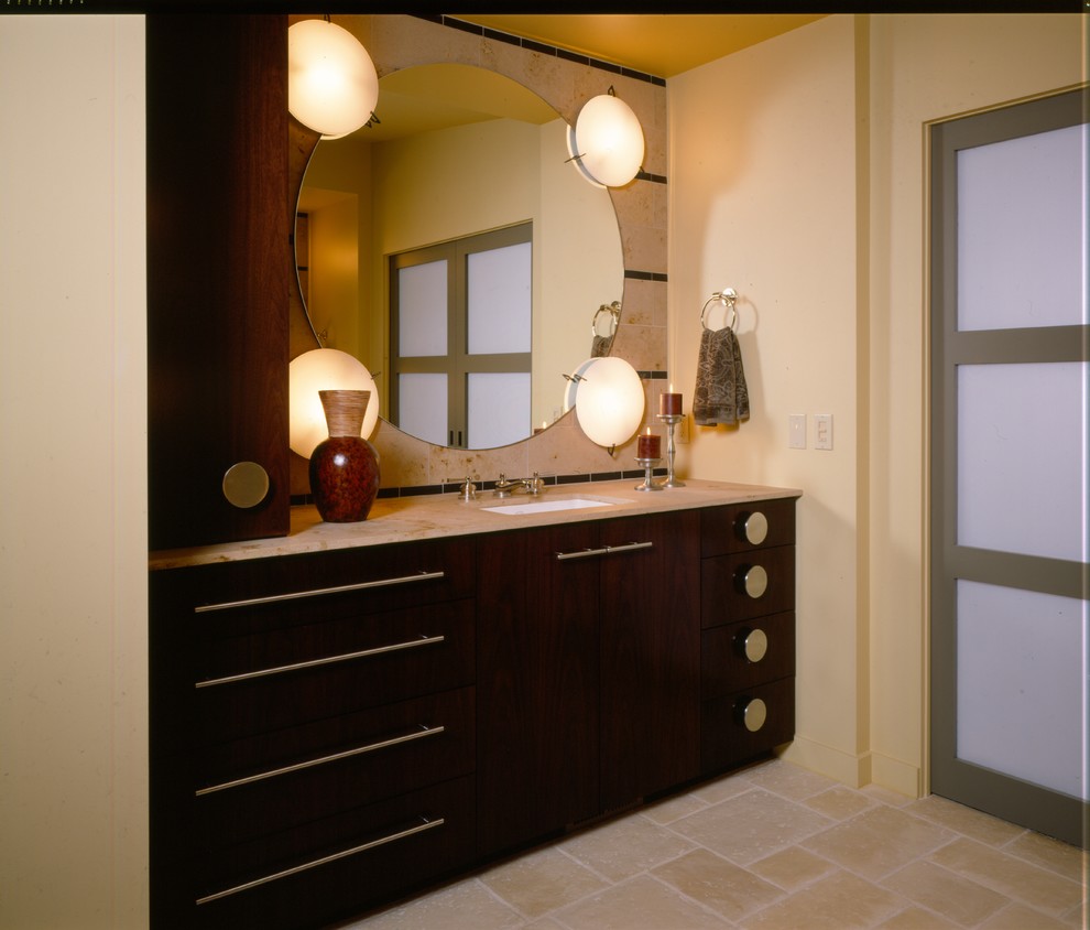 Bild på ett funkis badrum, med ett undermonterad handfat, släta luckor, skåp i mörkt trä, granitbänkskiva, beige kakel och porslinskakel
