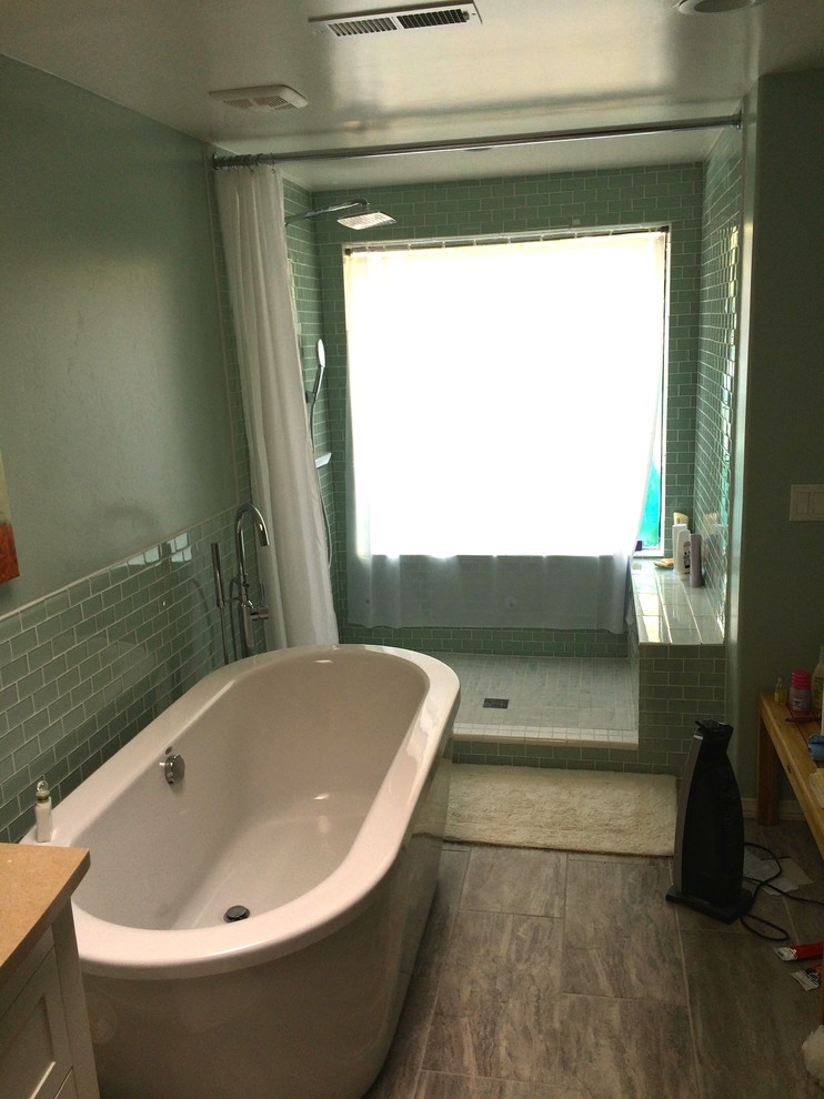 Inredning av ett eklektiskt mellanstort en-suite badrum, med möbel-liknande, en öppen dusch, ett undermonterad handfat, vita skåp, ett fristående badkar, en toalettstol med hel cisternkåpa, brun kakel, porslinskakel, gröna väggar och klinkergolv i porslin