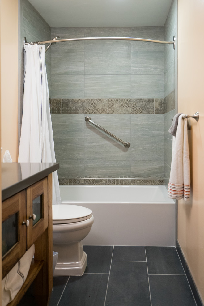 Cette photo montre une douche en alcôve principale méditerranéenne en bois brun de taille moyenne avec un placard avec porte à panneau encastré, une baignoire posée, WC séparés, un carrelage gris, des carreaux de céramique, un mur beige, un sol en carrelage de céramique, une vasque, un plan de toilette en quartz modifié, un sol gris, une cabine de douche avec un rideau, un plan de toilette gris, meuble simple vasque et meuble-lavabo sur pied.