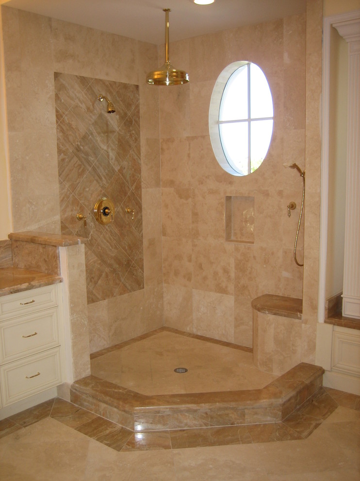 Klassisk inredning av ett mellanstort en-suite badrum, med marmorbänkskiva, en hörndusch, beige kakel, stenkakel, beige väggar och klinkergolv i keramik