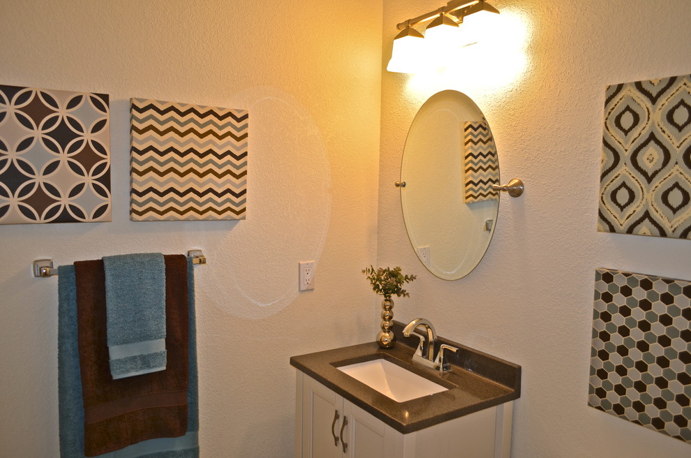 Mittelgroßes Modernes Duschbad mit Unterbauwaschbecken, Schrankfronten mit vertiefter Füllung, weißen Schränken, Granit-Waschbecken/Waschtisch, farbigen Fliesen, Keramikfliesen, weißer Wandfarbe und Keramikboden in Albuquerque