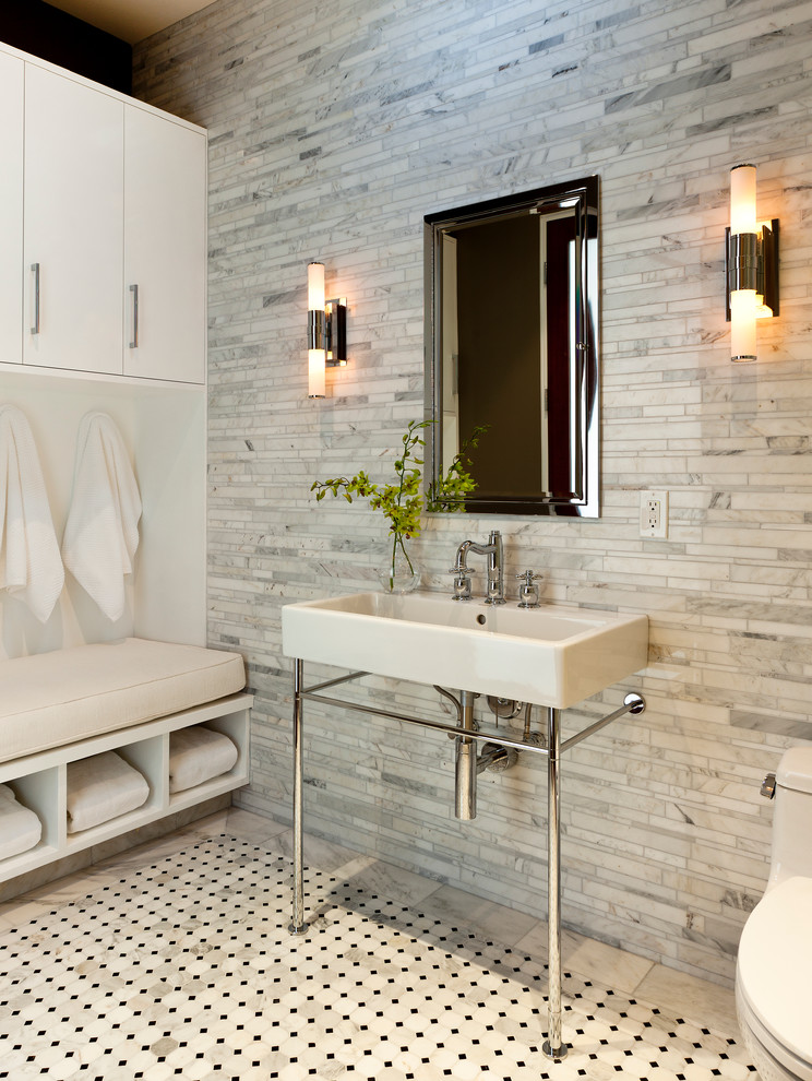 Foto di una grande stanza da bagno padronale minimal con ante lisce, ante bianche, piastrelle bianche, piastrelle in pietra e top piastrellato