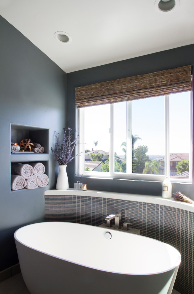 Modelo de cuarto de baño contemporáneo con bañera exenta, baldosas y/o azulejos azules, baldosas y/o azulejos en mosaico, paredes azules, lavabo integrado, ducha esquinera y sanitario de una pieza