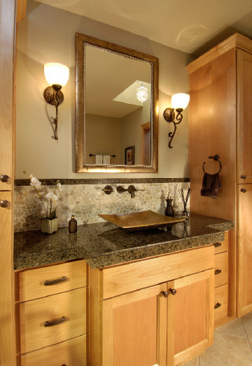 Foto di una stanza da bagno padronale design con ante a filo, ante in legno chiaro e lavabo a bacinella