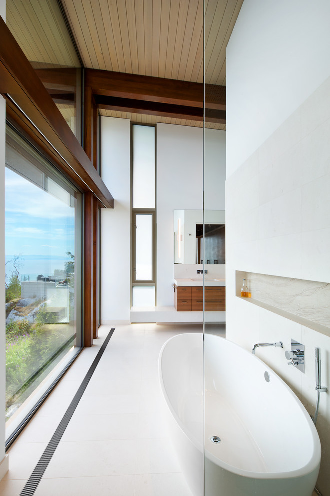 Ispirazione per una stanza da bagno contemporanea con lavabo sottopiano, vasca freestanding e pareti bianche