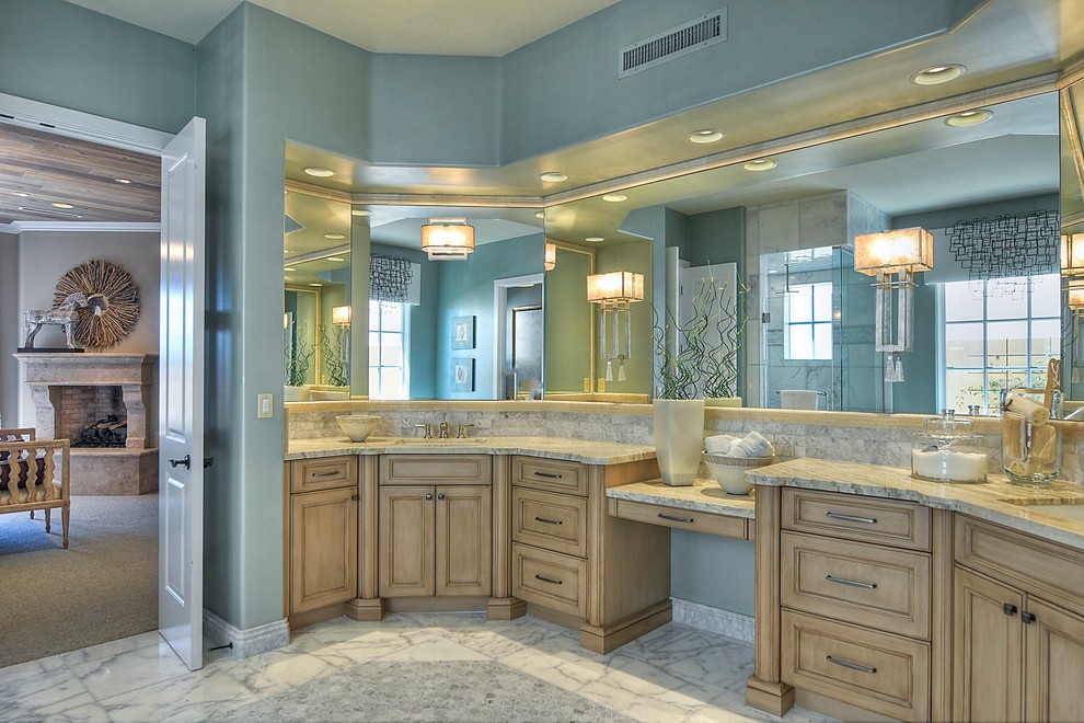 Esempio di una grande stanza da bagno minimal con lavabo sottopiano, ante in legno chiaro, pareti blu e pavimento in marmo