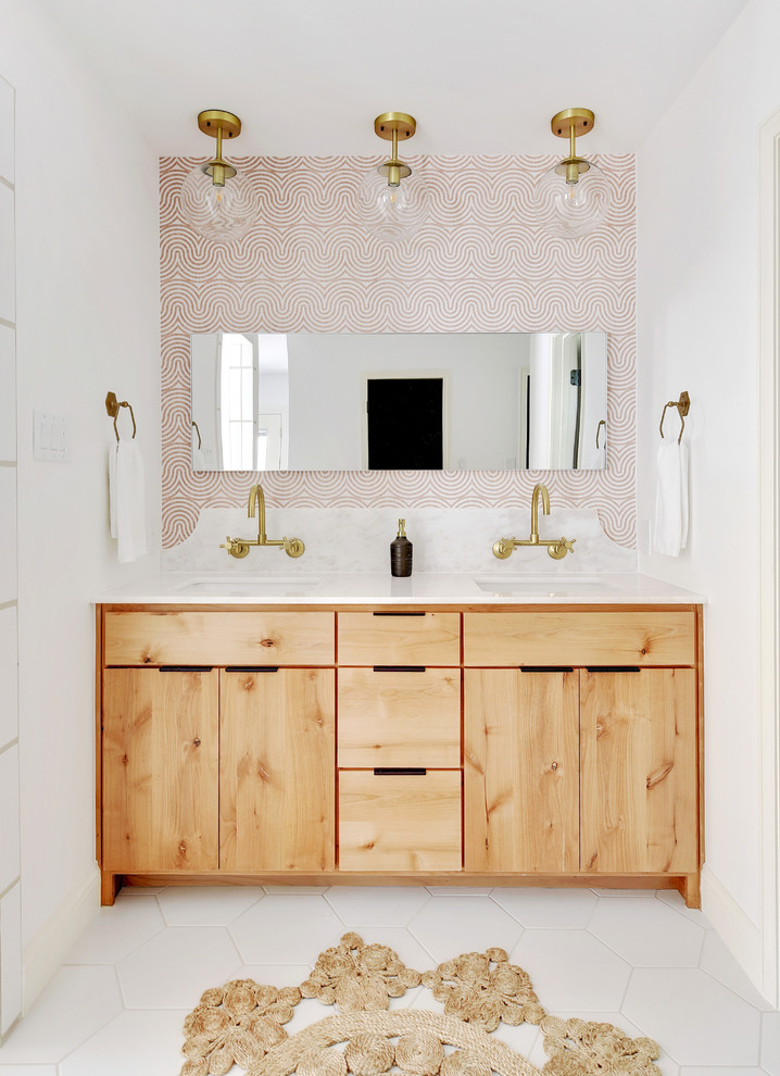 Idee per una stanza da bagno costiera con ante lisce, ante in legno chiaro, pareti multicolore, lavabo sottopiano, pavimento bianco e top bianco