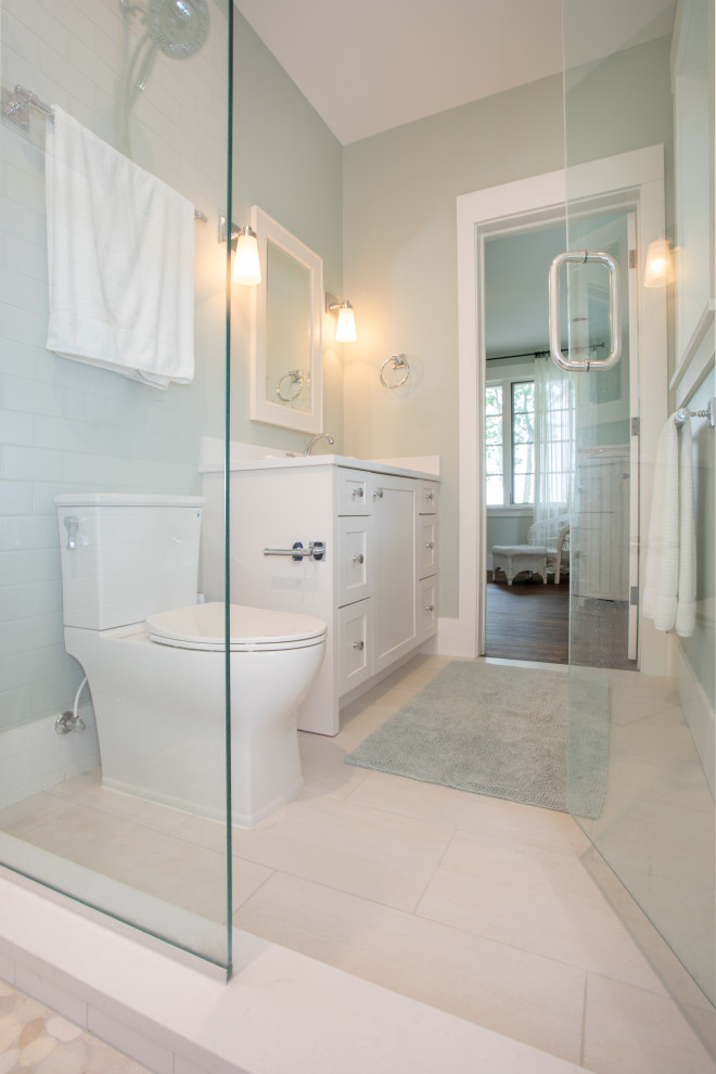 Ispirazione per una stanza da bagno con doccia classica di medie dimensioni con ante bianche, pareti verdi, lavabo da incasso, top in quarzo composito, pavimento bianco, porta doccia a battente e top bianco