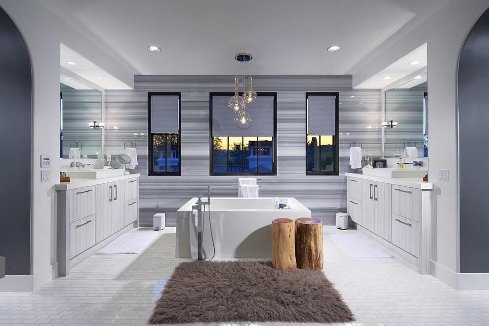На фото: ванная комната в современном стиле с настольной раковиной, отдельно стоящей ванной и акцентной стеной с