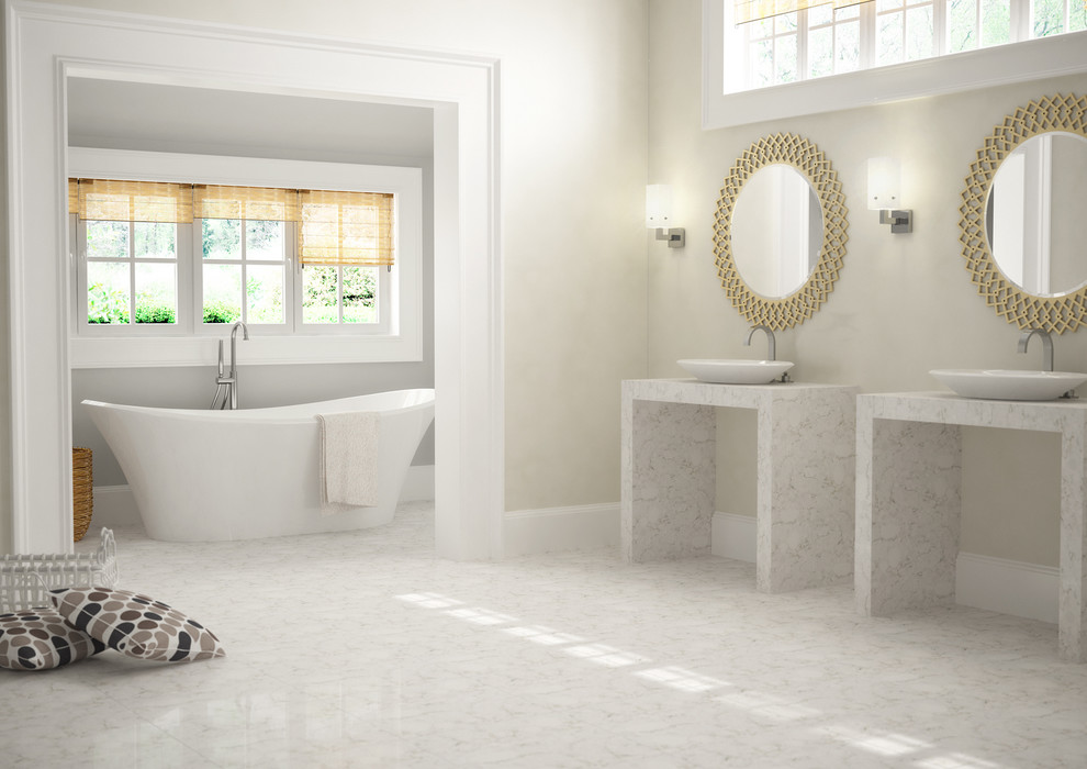 Пример оригинального дизайна: большая главная ванная комната в современном стиле с белыми фасадами, отдельно стоящей ванной, бежевыми стенами, белым полом, белой столешницей, тумбой под две раковины и напольной тумбой