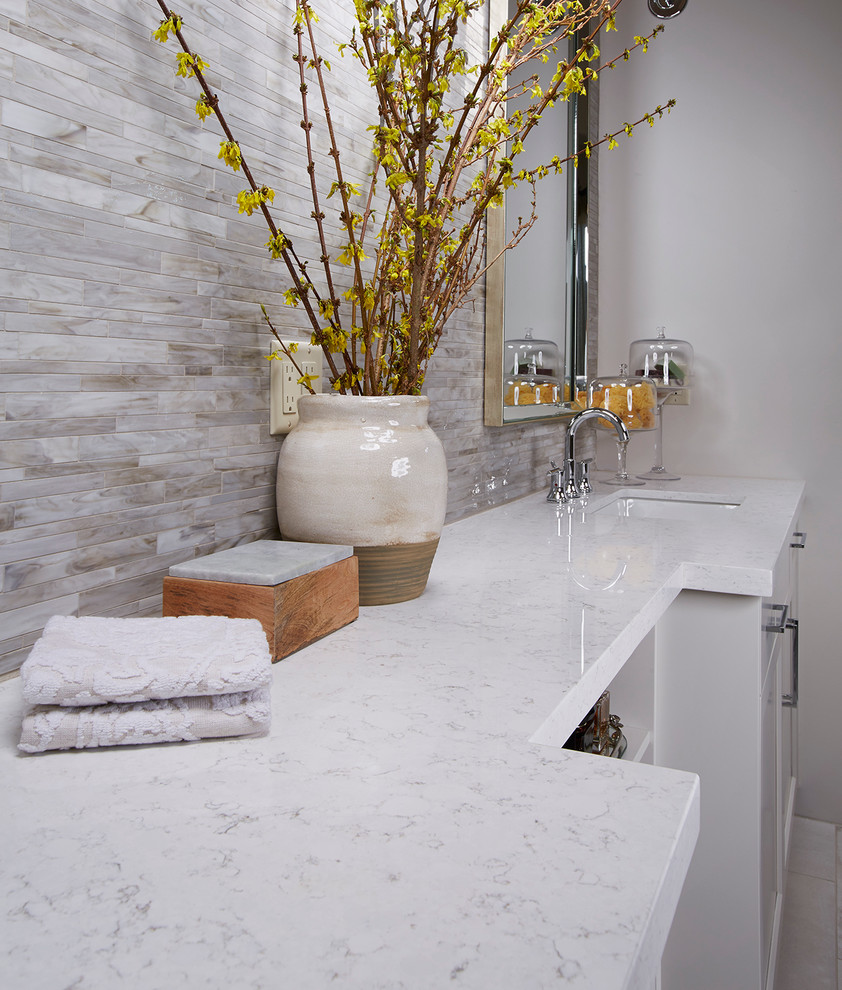 Идея дизайна: главная ванная комната в современном стиле с серыми фасадами, стеклянной плиткой, серыми стенами, врезной раковиной, столешницей из искусственного кварца, фасадами с утопленной филенкой и серой плиткой
