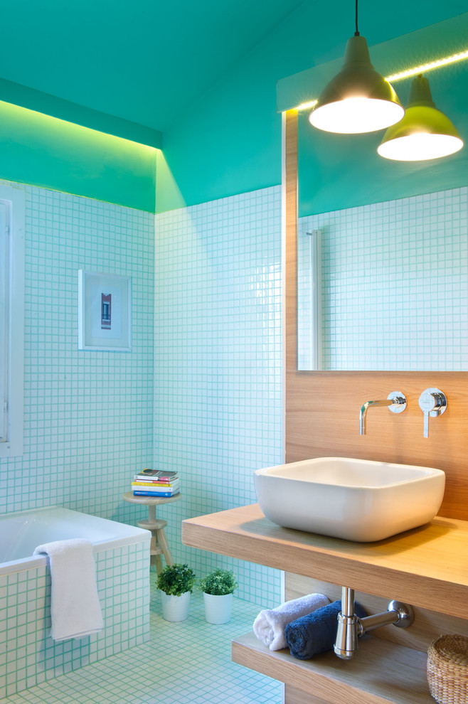 Стильный дизайн: главная ванная комната среднего размера в морском стиле с открытыми фасадами, фасадами цвета дерева среднего тона, ванной в нише, душем над ванной, синими стенами, настольной раковиной, столешницей из дерева и коричневой столешницей - последний тренд