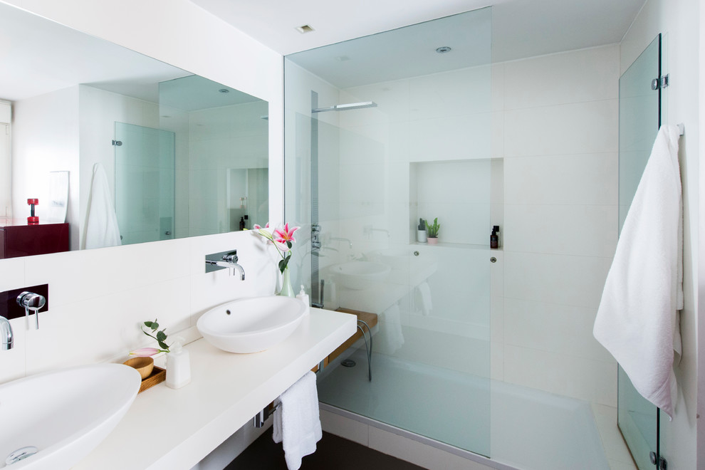 Idéer för att renovera ett mellanstort funkis badrum med dusch, med ett fristående handfat, en dusch i en alkov, vita väggar, bänkskiva i akrylsten och vit kakel