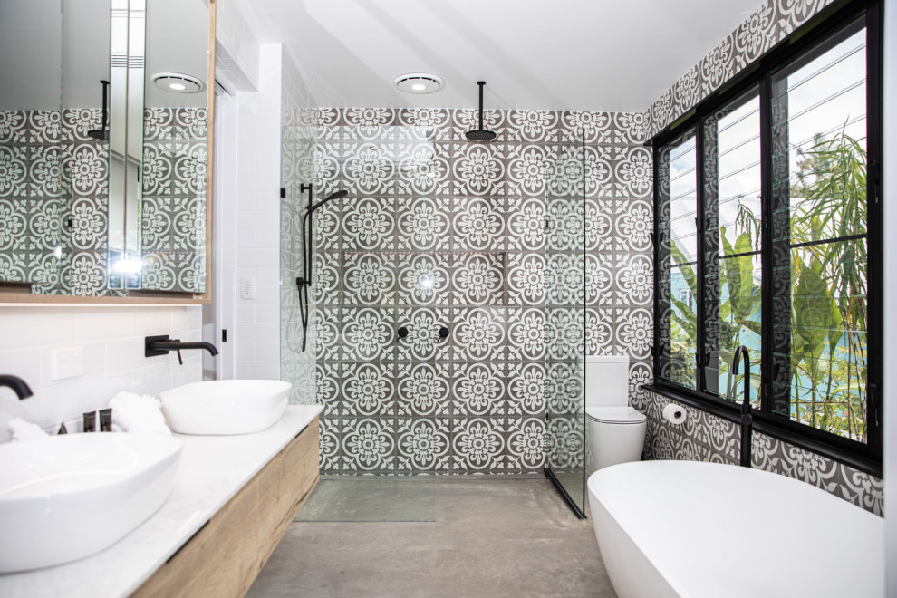 ケアンズにあるトロピカルスタイルのおしゃれな浴室の写真