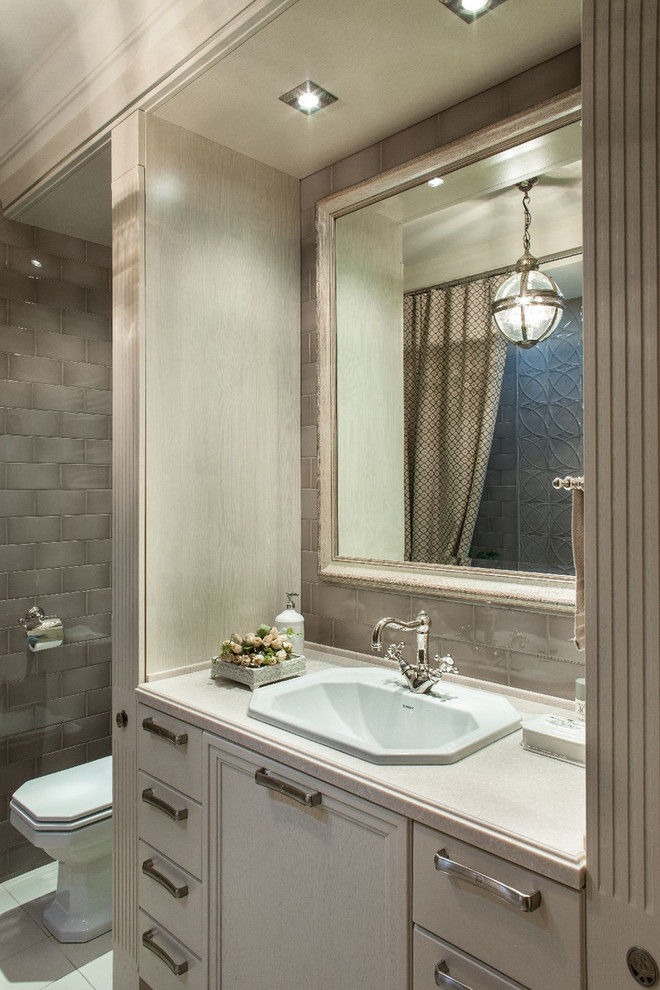 Пример оригинального дизайна: ванная комната в классическом стиле с серой плиткой, керамической плиткой, серыми стенами, полом из керамической плитки, фасадами с утопленной филенкой, бежевыми фасадами и накладной раковиной